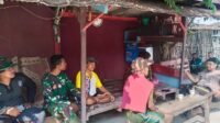 Akrab di Tengah Pembangunan: Warga dan Satgas TMMD Sukoharjo Saling Berbincang Akrab di Tengah Pembangunan: Warga dan Satgas TMMD Sukoharjo Saling Berbincang
