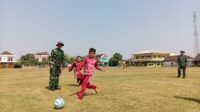 Anggota Satgas TMMD 0726/Sukoharjo Ajarkan Pemanasan di SDN Parangjoro 2 Anggota Satgas TMMD 0726/Sukoharjo Ajarkan Pemanasan di SDN Parangjoro 2