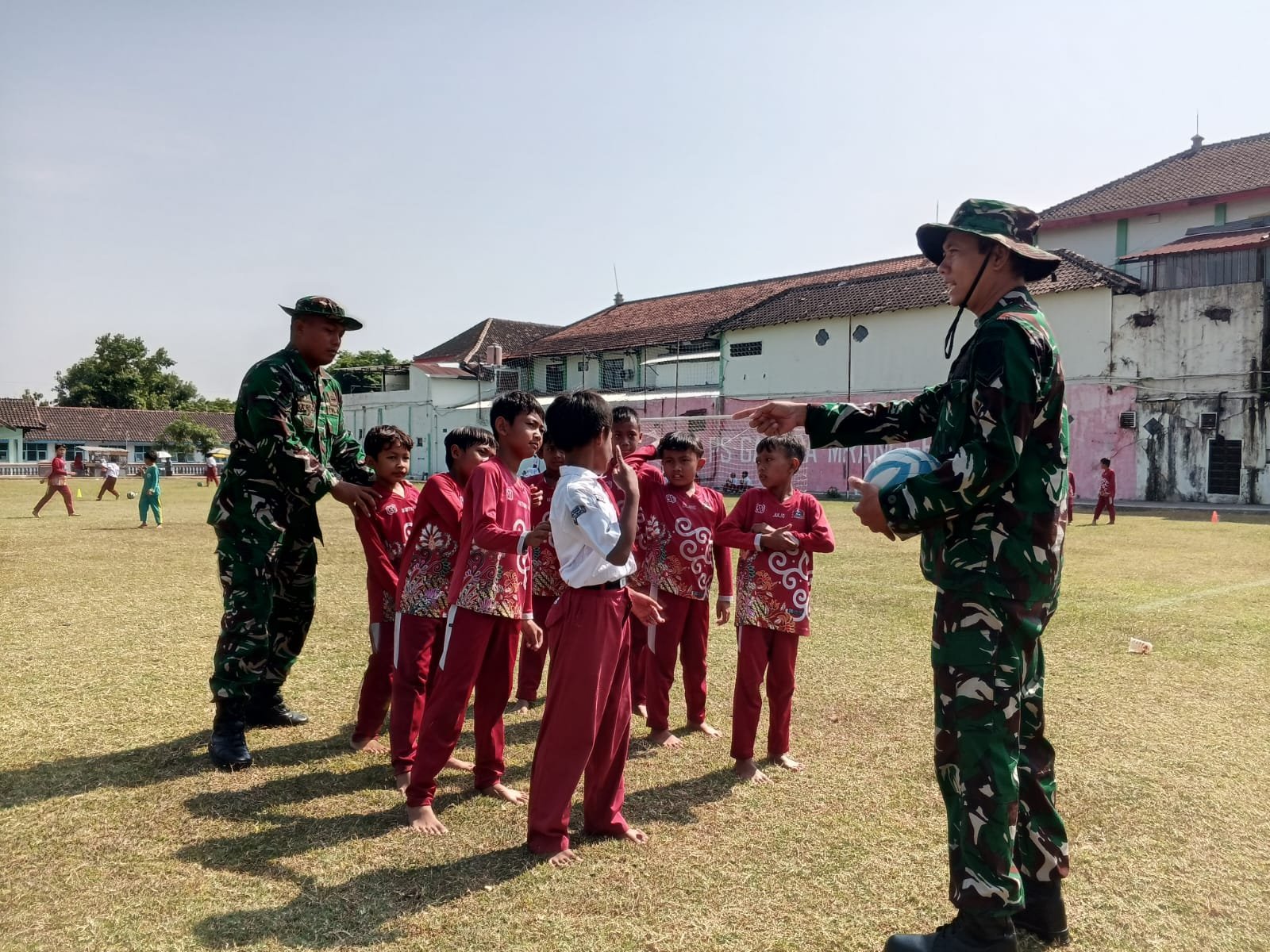 Kodim 0726 Ajak Murid SDN Parangjoro 2 Terapkan Olahraga Ringan Setiap Hari