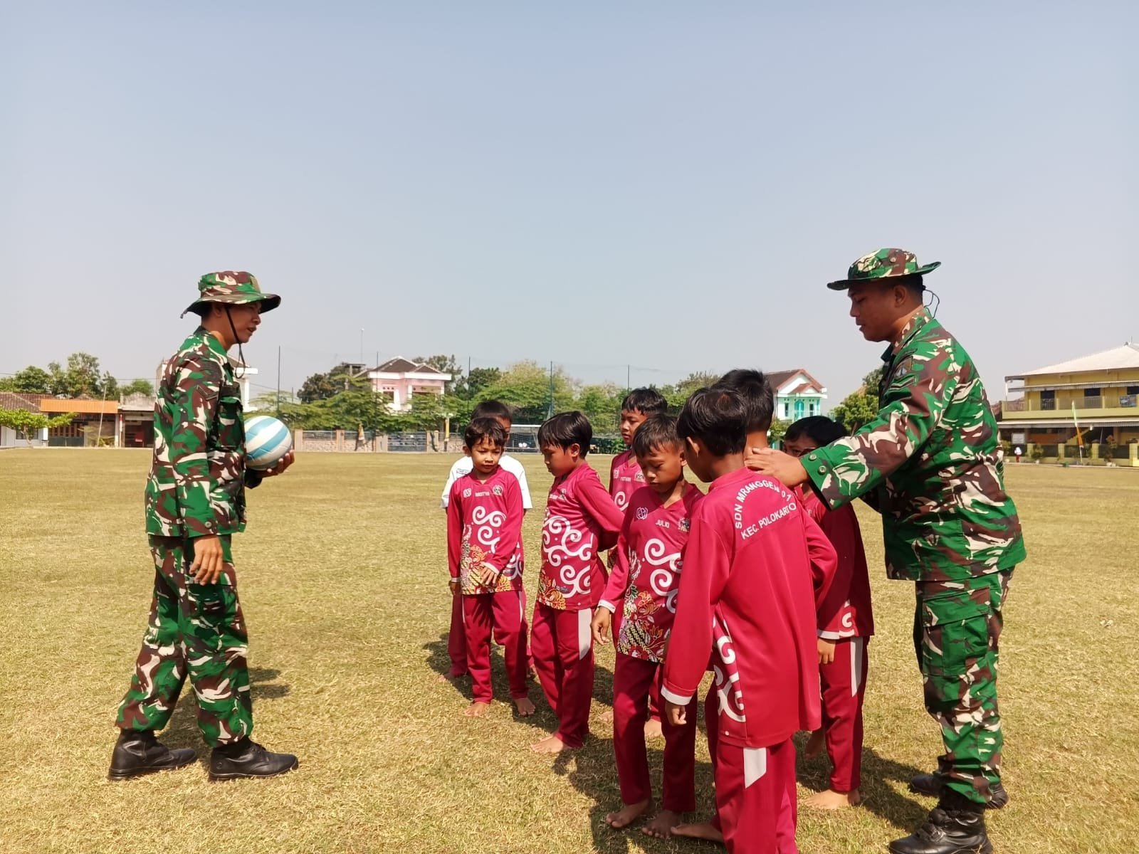 Pelajaran Kebugaran: Satgas TMMD Ajak Murid Parangjoro Gerak Sederhana