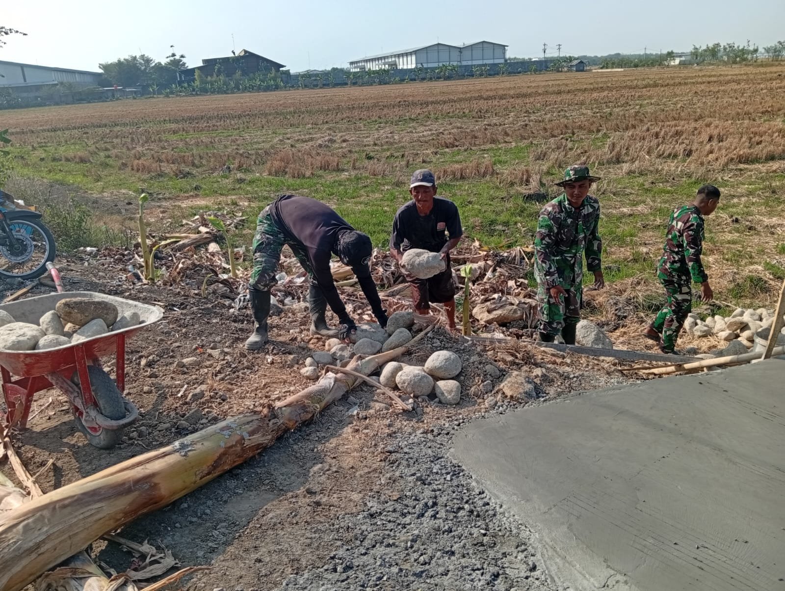Pembersihan Talut 200 Meter di Parangjoro Dilakukan Bersama Warga dan Aparat