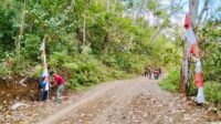 Warga Desa Pattuku Bergotong Royong Pasang Umbul-umbul Sambut Penutupan TMMD ke-129 Warga Desa Pattuku Bergotong Royong Pasang Umbul-umbul Sambut Penutupan TMMD ke-129