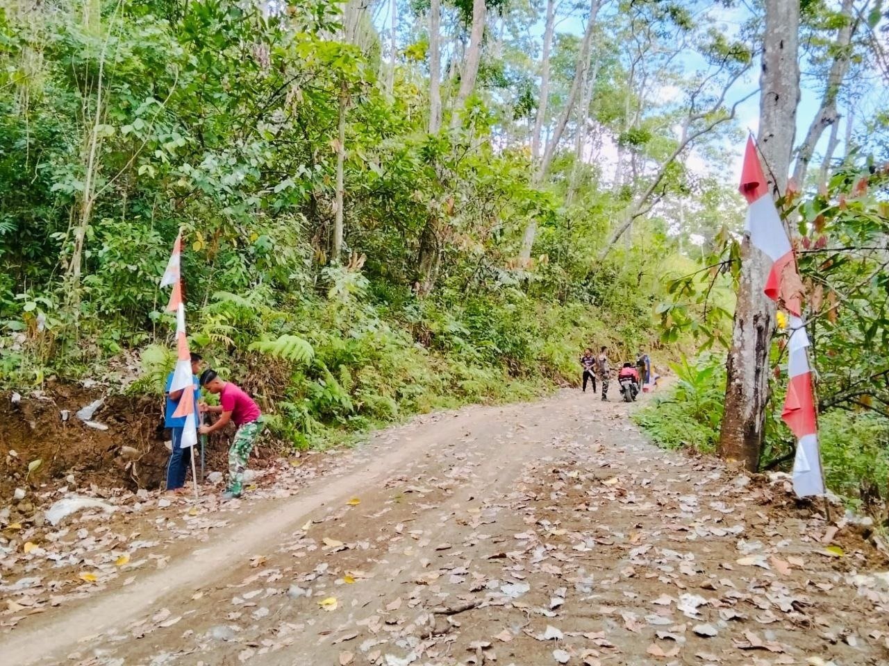 Warga Desa Pattuku Bergotong Royong Pasang Umbul-umbul Sambut Penutupan TMMD ke-129