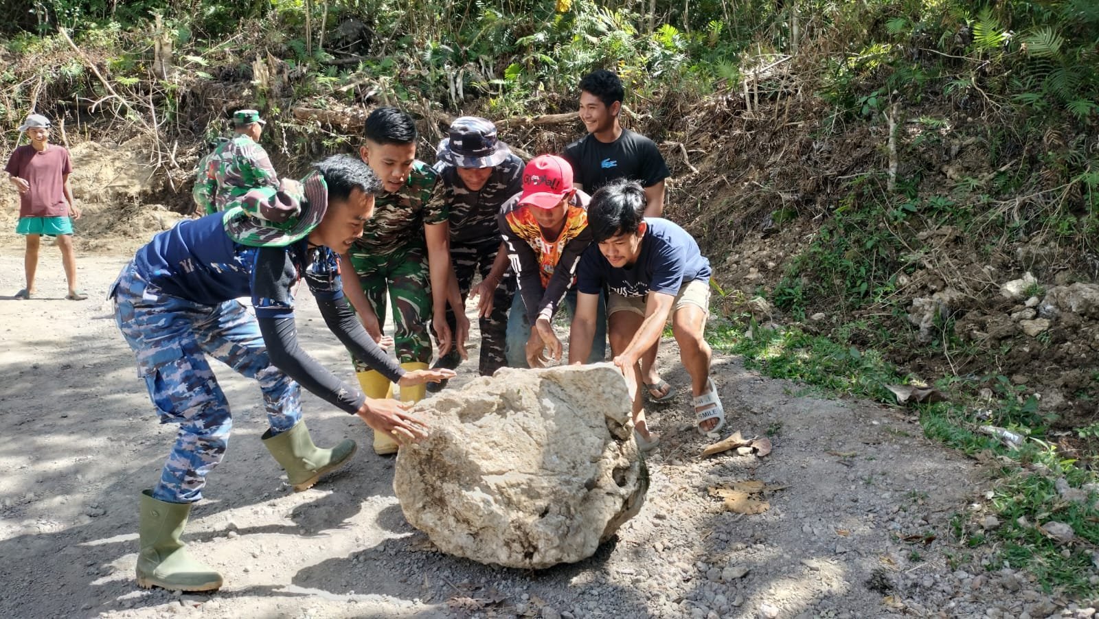 Satgas TMMD Kodim 1407/Bone Bersihkan Sisa Material di Bontocani