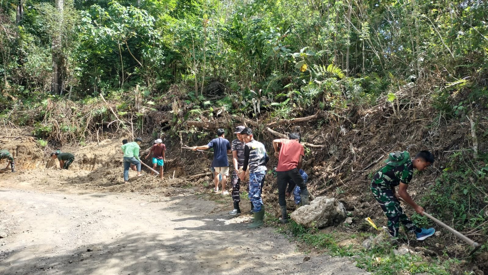 Pembersihan Jalan Jadi Fokus Akhir TMMD ke-129 di Bontocani