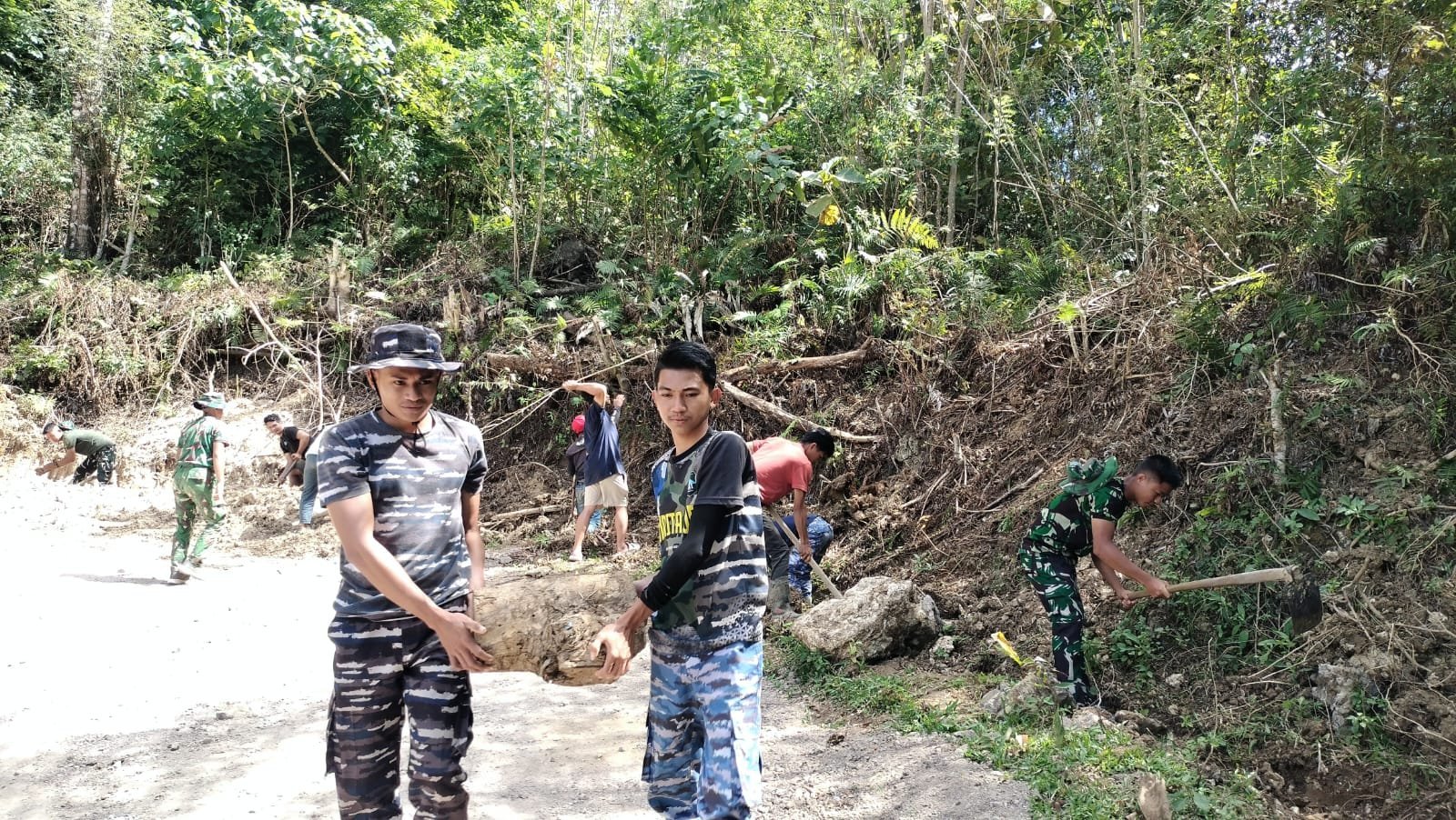 Bersih-bersih Jelang Penutupan TMMD, Warga dan Satgas Rapikan Badan Jalan