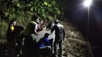 Pemasangan Prasasti Jadi Tanda Penyelesaian Peningkatan Jalan TMMD di Pattuku Pemasangan Prasasti Jadi Tanda Penyelesaian Peningkatan Jalan TMMD di Pattuku