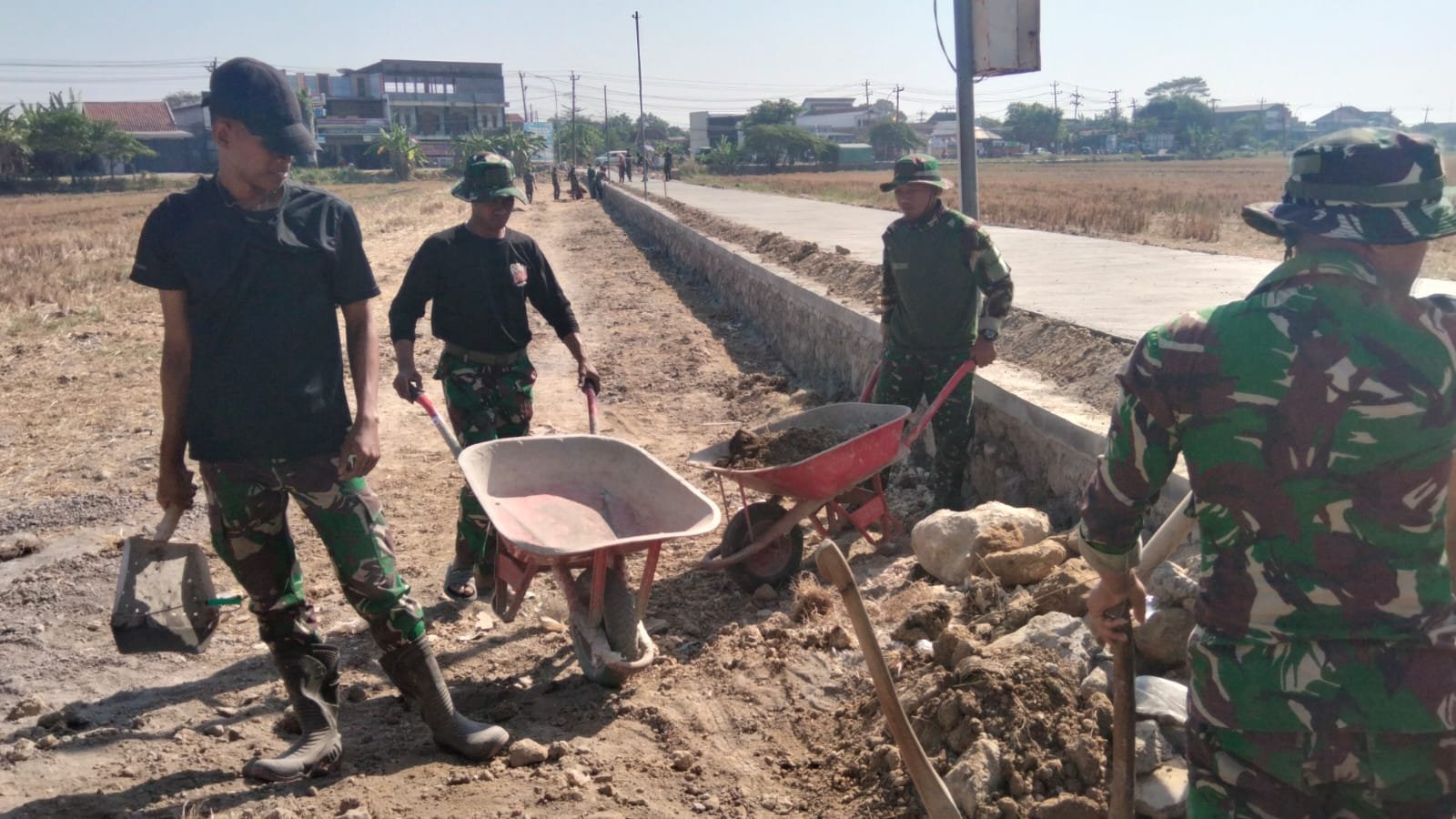 Sisi Jalan Parangjoro Diperkuat Lewat Pembangunan Talud TMMD