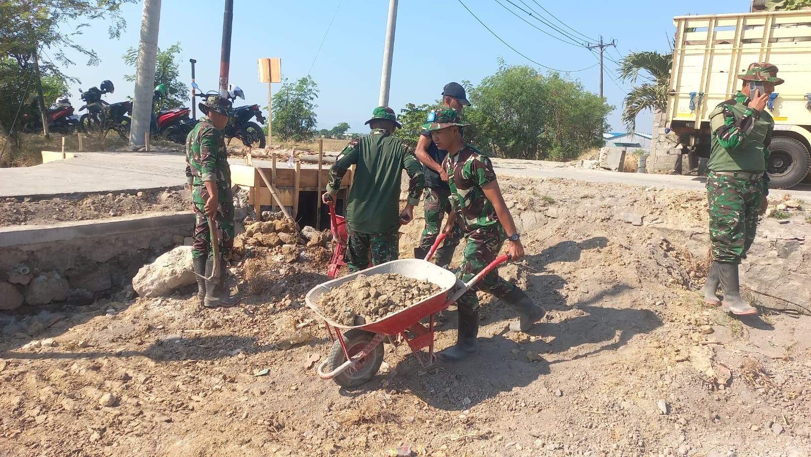 Bahu Jalan Dirapikan Manual, Satgas TMMD Kejar 100% Sasaran Fisik