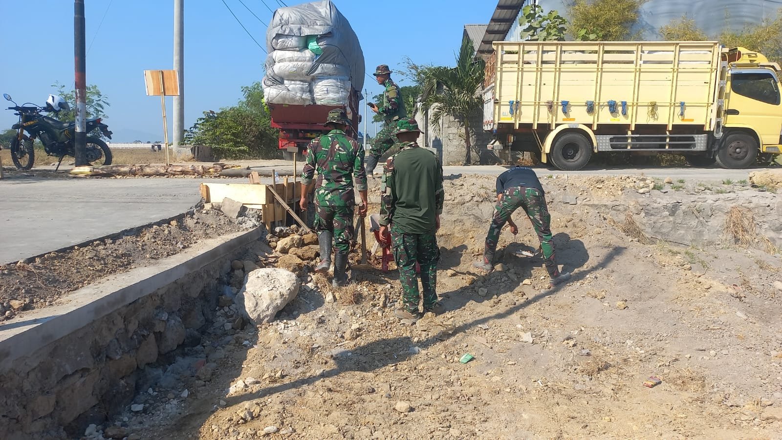 Akhir TMMD: Tepi Jalan Parangjoro Dirapikan Untuk Tingkatkan Keselamatan Warga