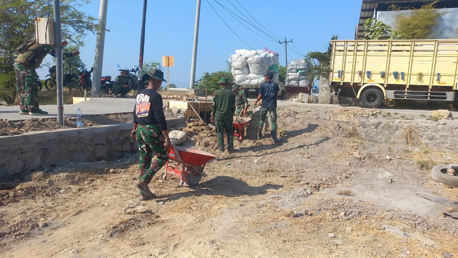 Bahu Jalan Dirapikan Warga dan Satgas TMMD Jelang Penutupan