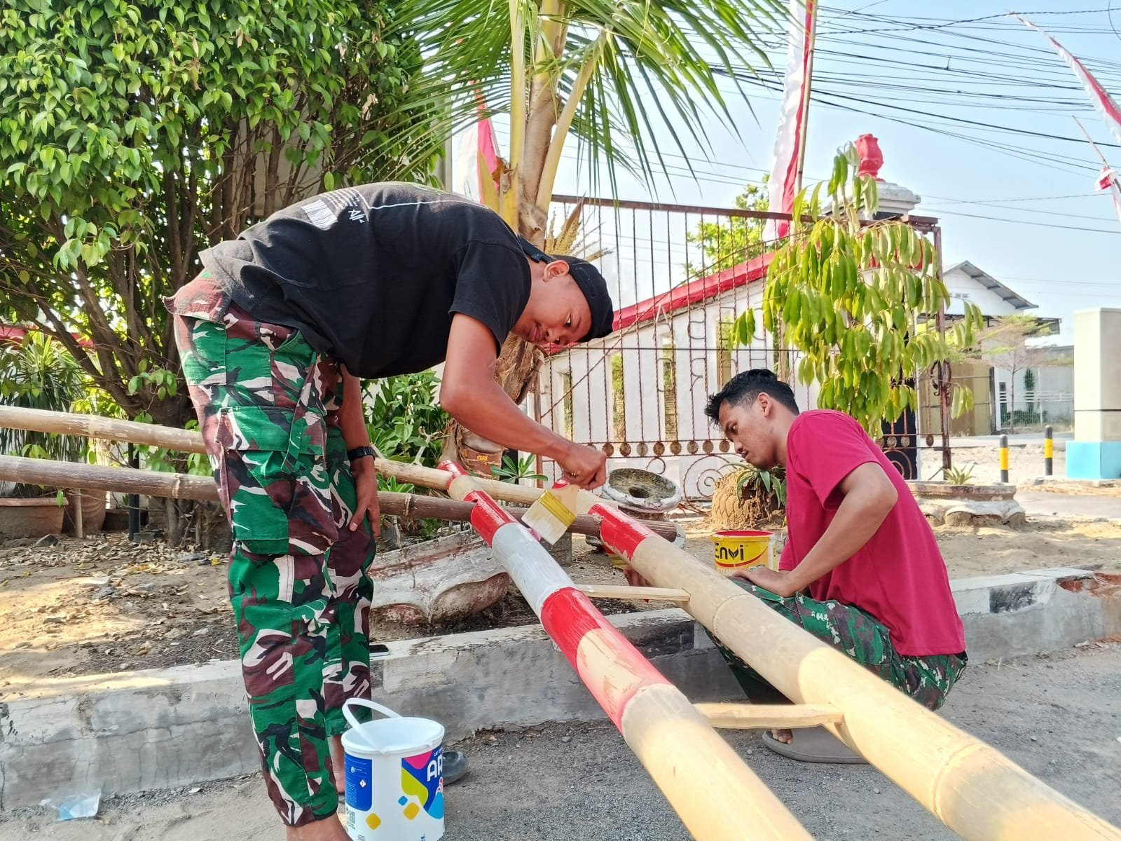 Satgas Rapikan Balai Desa Parangjoro Jelang Penutupan TMMD