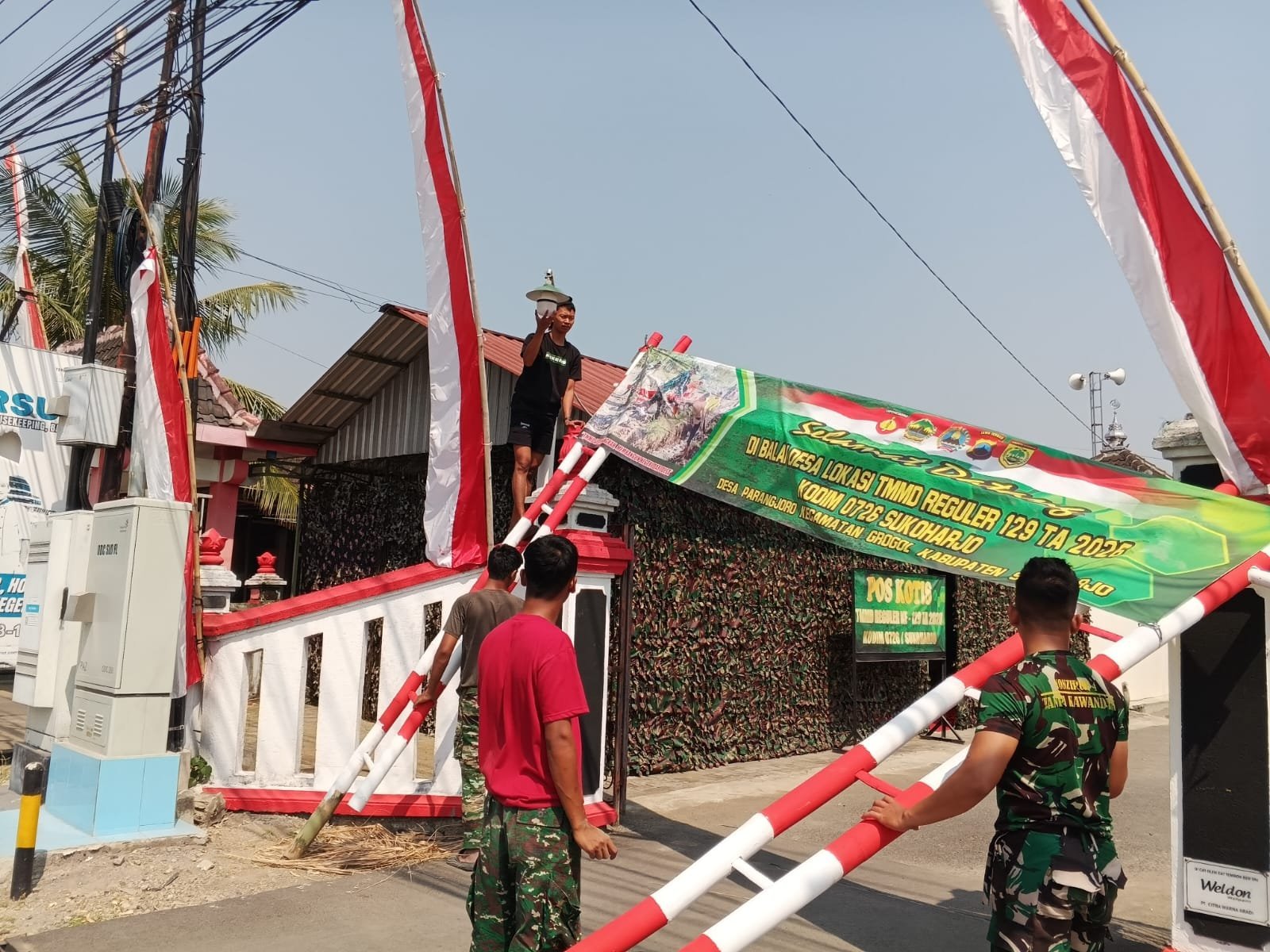 Dekorasi Penutupan: Balai Desa Parangjoro Diprioritaskan Satgas TMMD