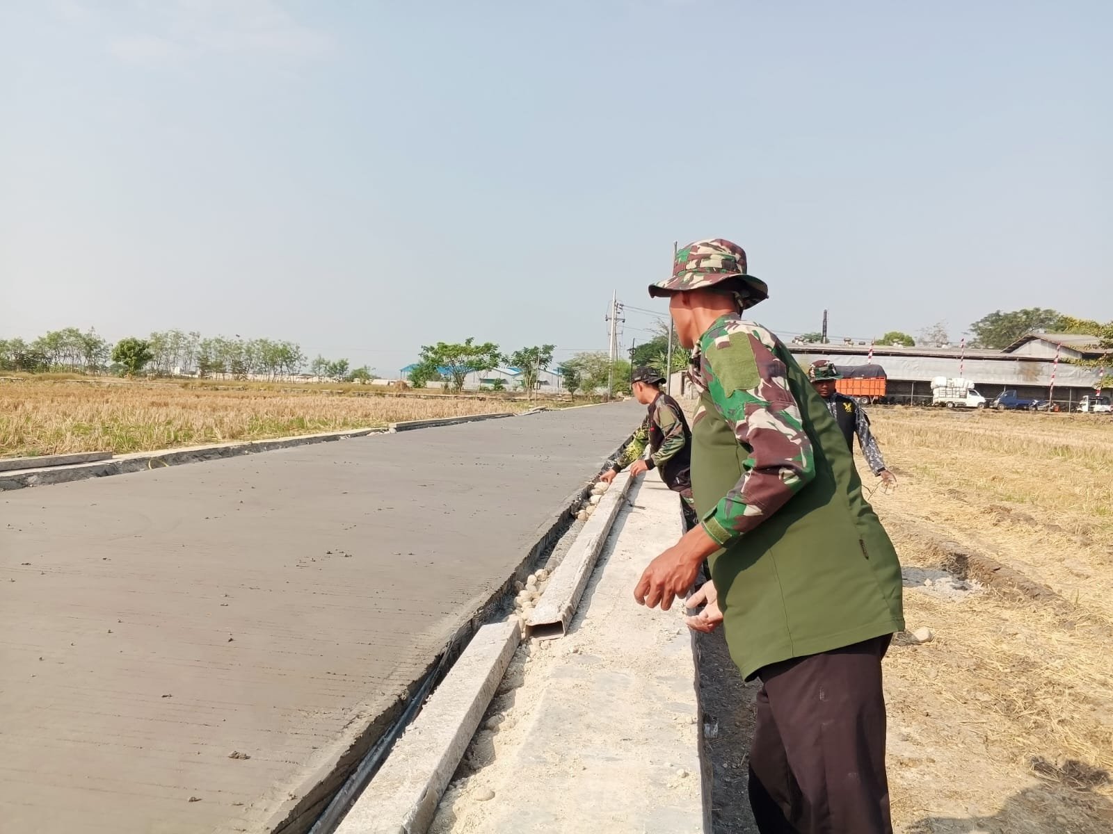 Parangjoro: Talud dan Rabat Rampung, Satgas dan Warga Bersihkan Lokasi