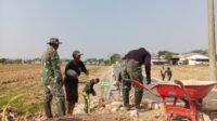 Warga Parangjoro Bantu Rapikan Talud dan Rabat Beton Usai Pengerjaan Selesai