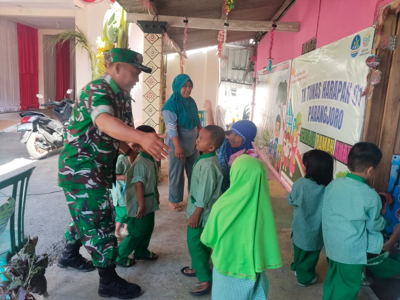 Personel Kodim 0726/Sukoharjo Dampingi Kegiatan Anak TK Saat TMMD
