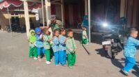Personel Satgas TMMD 129 Turut Mengatur Anak TK di Parangjoro