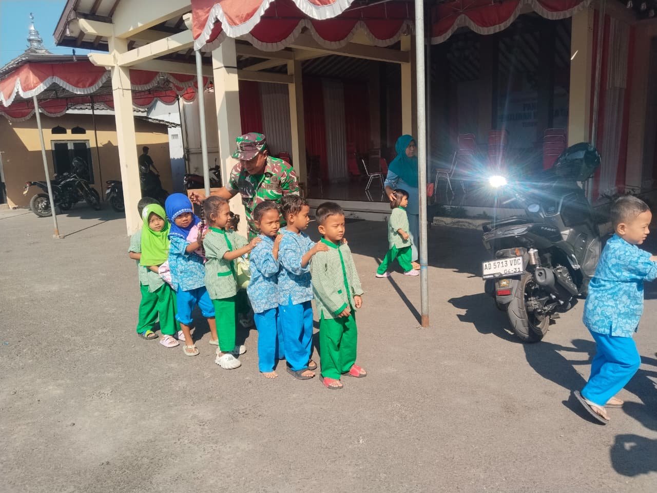 Personel Satgas TMMD 129 Turut Mengatur Anak TK di Parangjoro
