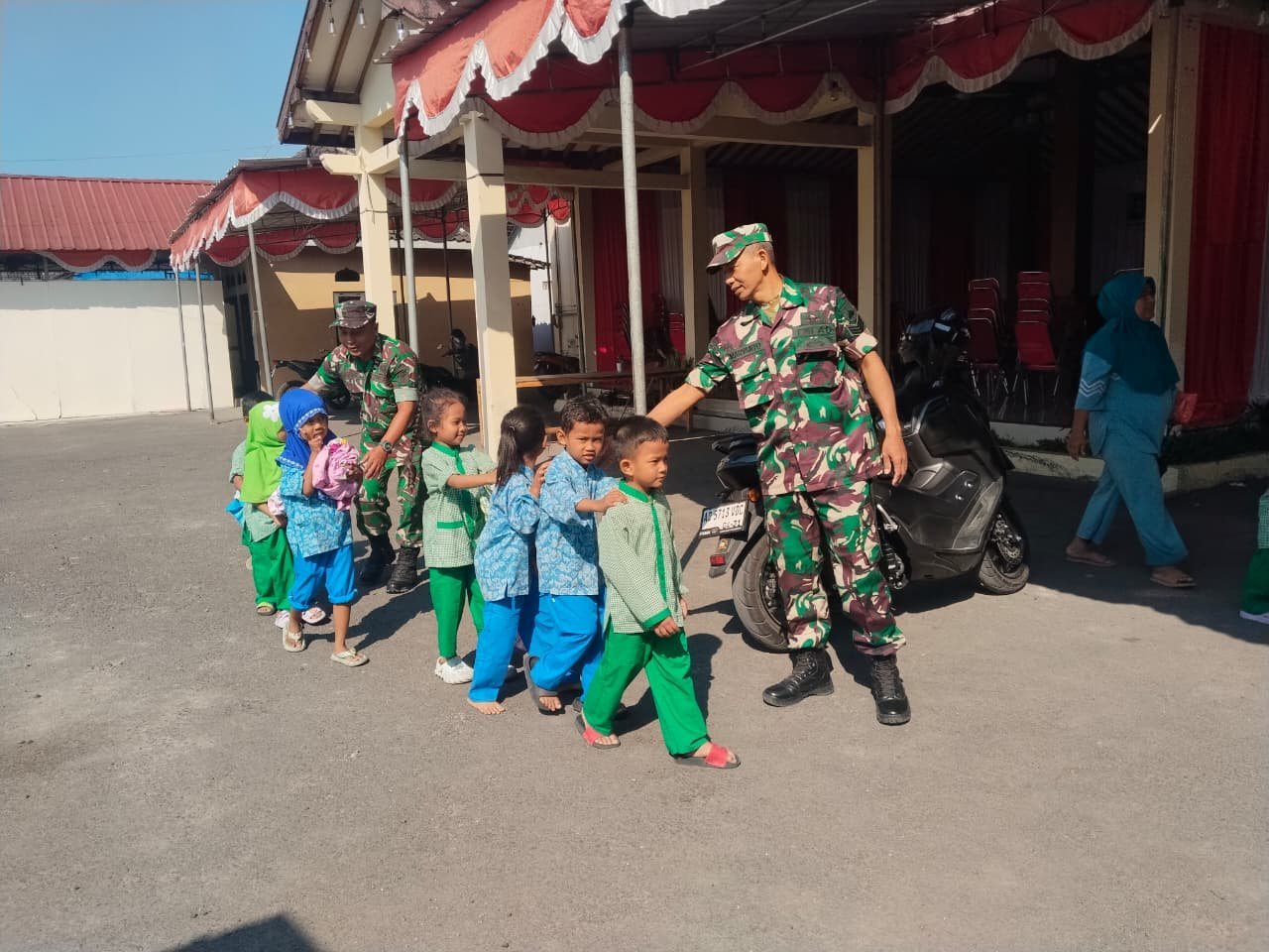 Satgas TMMD Ikut Mendampingi Kegiatan TK di Parangjoro Saat TMMD ke-129