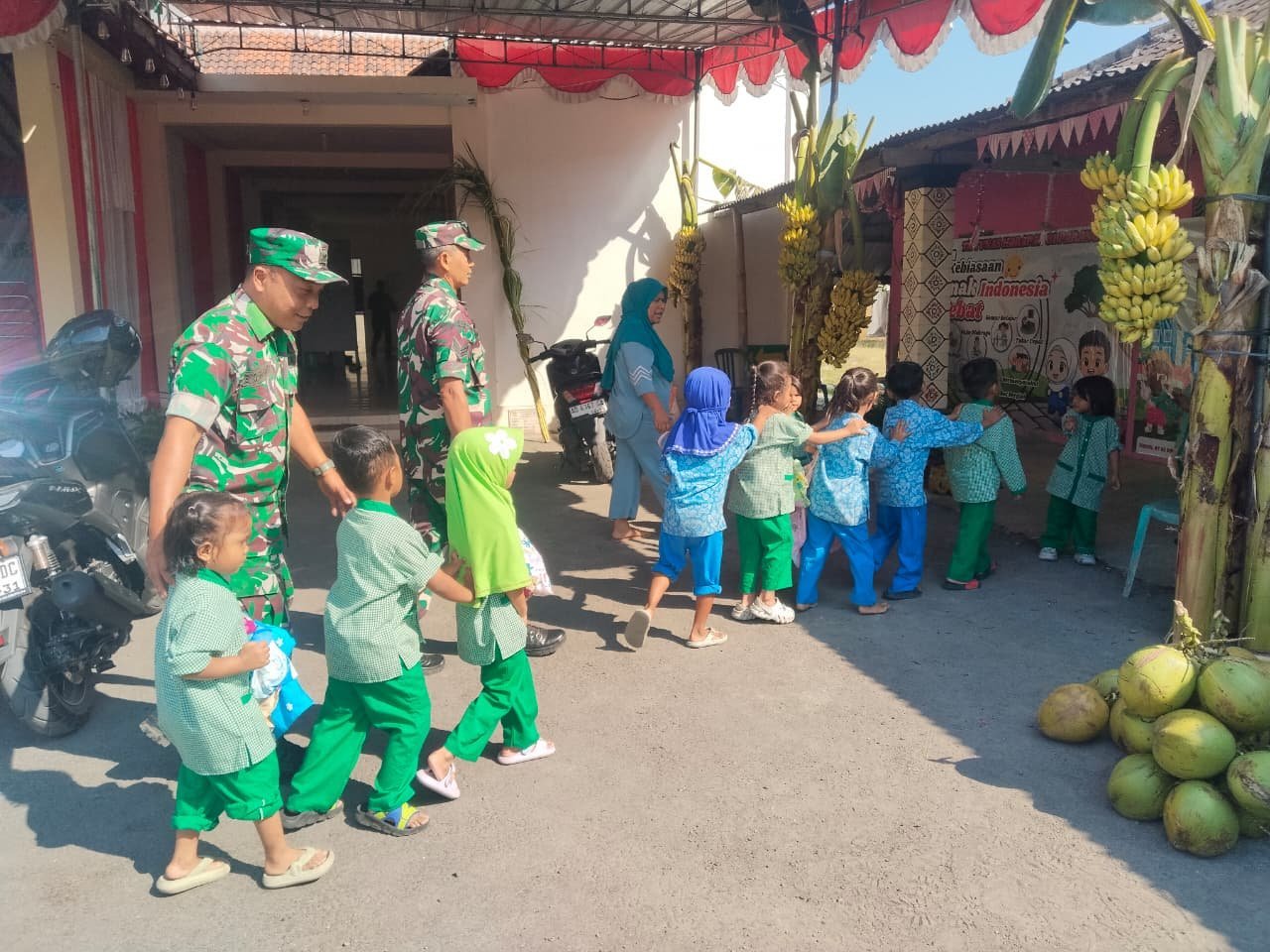 Kehadiran Satgas TMMD Di TK Parangjoro Perkuat Suasana Belajar