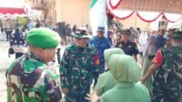 Irdam XXII/Tambun Bungai dan Forkopimda Bagikan Sembako di Penutupan TMMD Ke-129 Kodim 1005/Barito Kuala