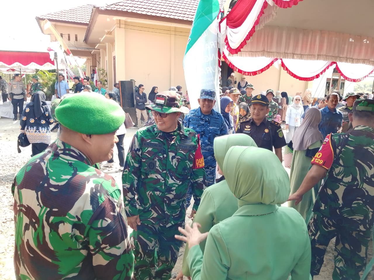 Irdam XXII/Tambun Bungai dan Forkopimda Bagikan Sembako di Penutupan TMMD Ke-129 Kodim 1005/Barito Kuala
