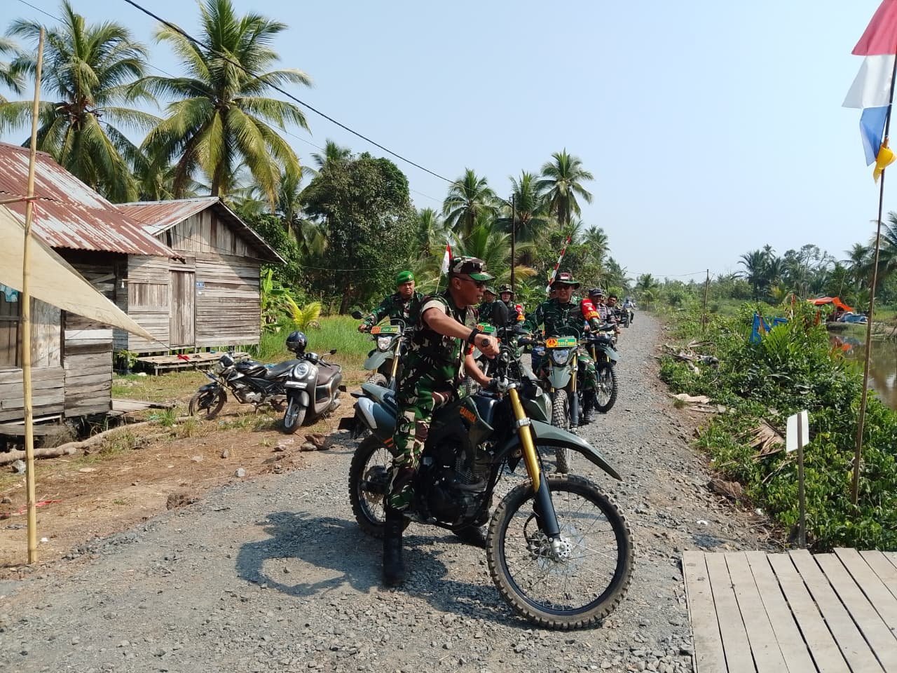 Irdam XXII/Tambun Bungai Tinjau Hasil Perkerasan Jalan TMMD Ke-129