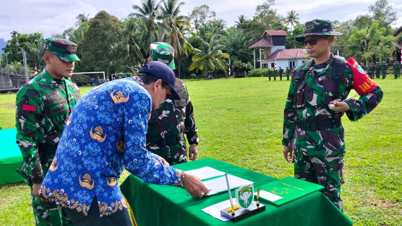 Komandan Kodim Serahkan Naskah Hasil TMMD Ke-129 ke Pemkab Aceh Jaya
