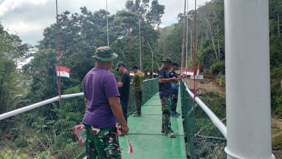 Jelang Peresmian, Satgas TMMD Kodim 1407/Bone Hias Jembatan dengan Bendera Merah Putih