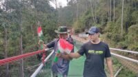 Sambut Peresmian, Satgas TMMD ke-129 Pasang Bendera di Jembatan Gantung Bone Sambut Peresmian, Satgas TMMD ke-129 Pasang Bendera di Jembatan Gantung Bone