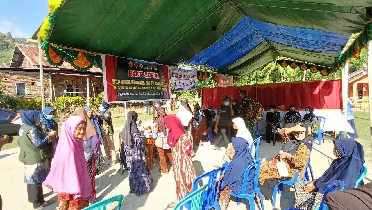 Antusiasme Warga Sasar Layanan Kesehatan Gratis pada Penutupan TMMD 129 di Bone