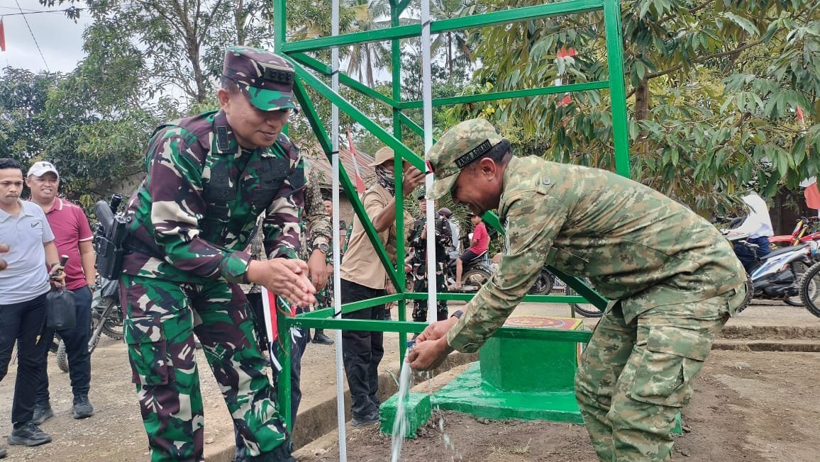 Penyerahan Kunci RTLH dan Tinjauan Pekerjaan TMMD Ke-129 oleh Danrem 141/Toddopuli