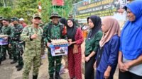 Kodim 1407/Bone Tutup TMMD ke-129 dengan Pembagian Paket Sembako untuk Warga Kodim 1407/Bone Tutup TMMD ke-129 dengan Pembagian Paket Sembako untuk Warga