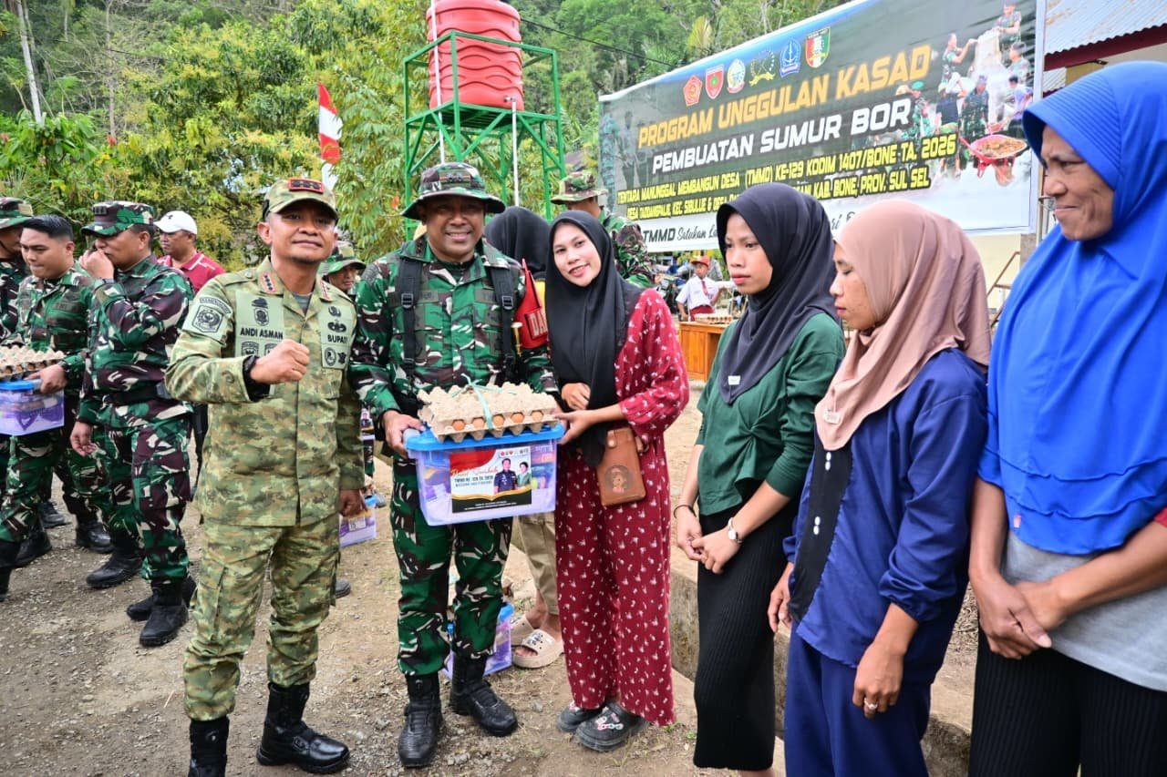 Kodim 1407/Bone Tutup TMMD ke-129 dengan Pembagian Paket Sembako untuk Warga