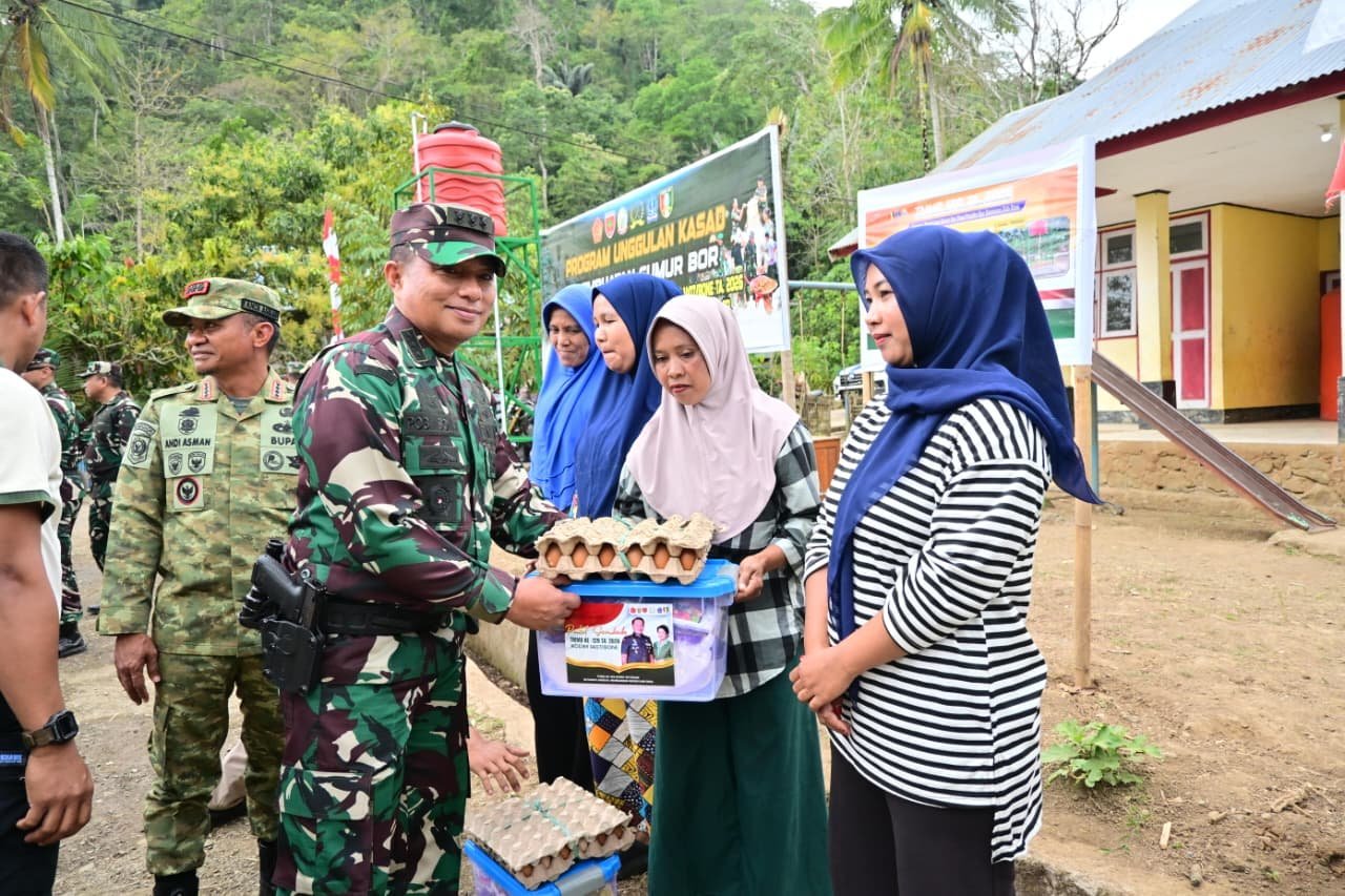 Paket Sembako untuk Warga Bontocani dari Kodim 1407/Bone saat Penutupan TMMD ke-129