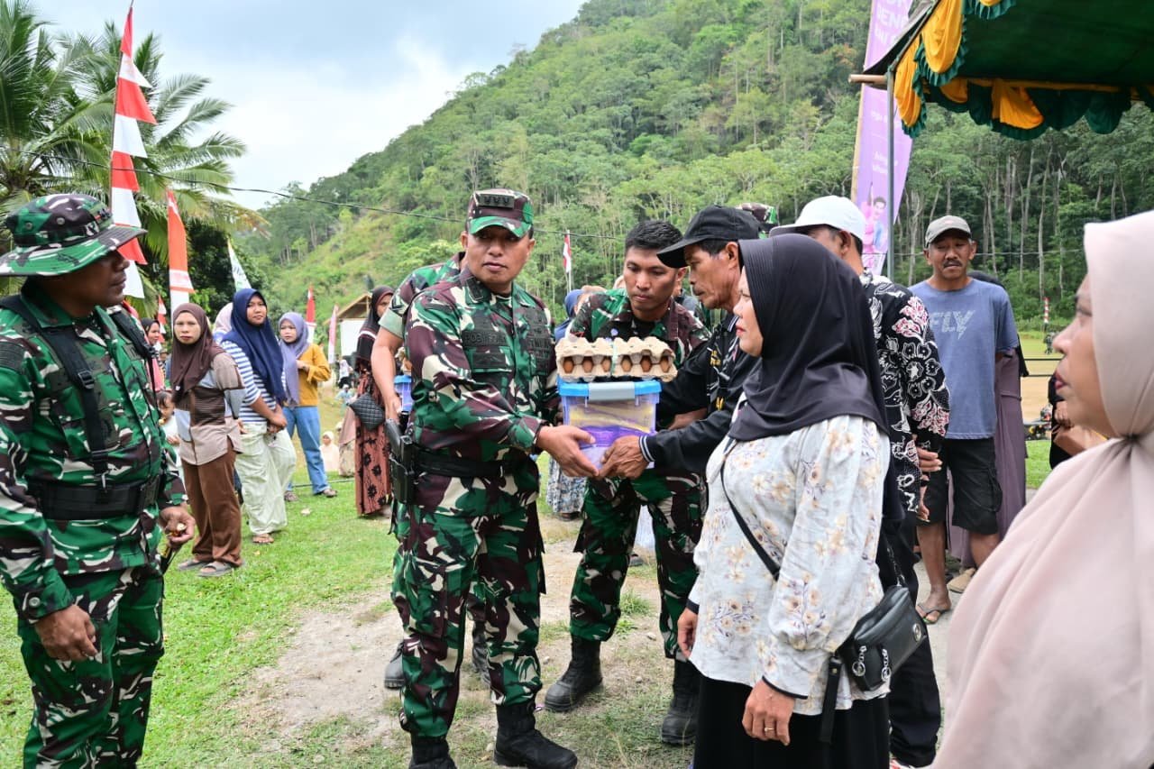 Penyaluran Sembako oleh Satgas TMMD di Bontocani Jadi Puncak Penutupan TMMD ke-129