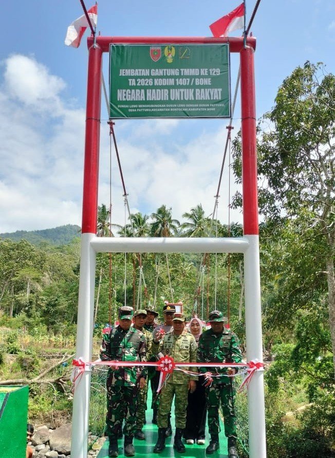 Danrem 141/Toddopuli Resmikan Jembatan Gantung TMMD ke-129 di Desa Patukku