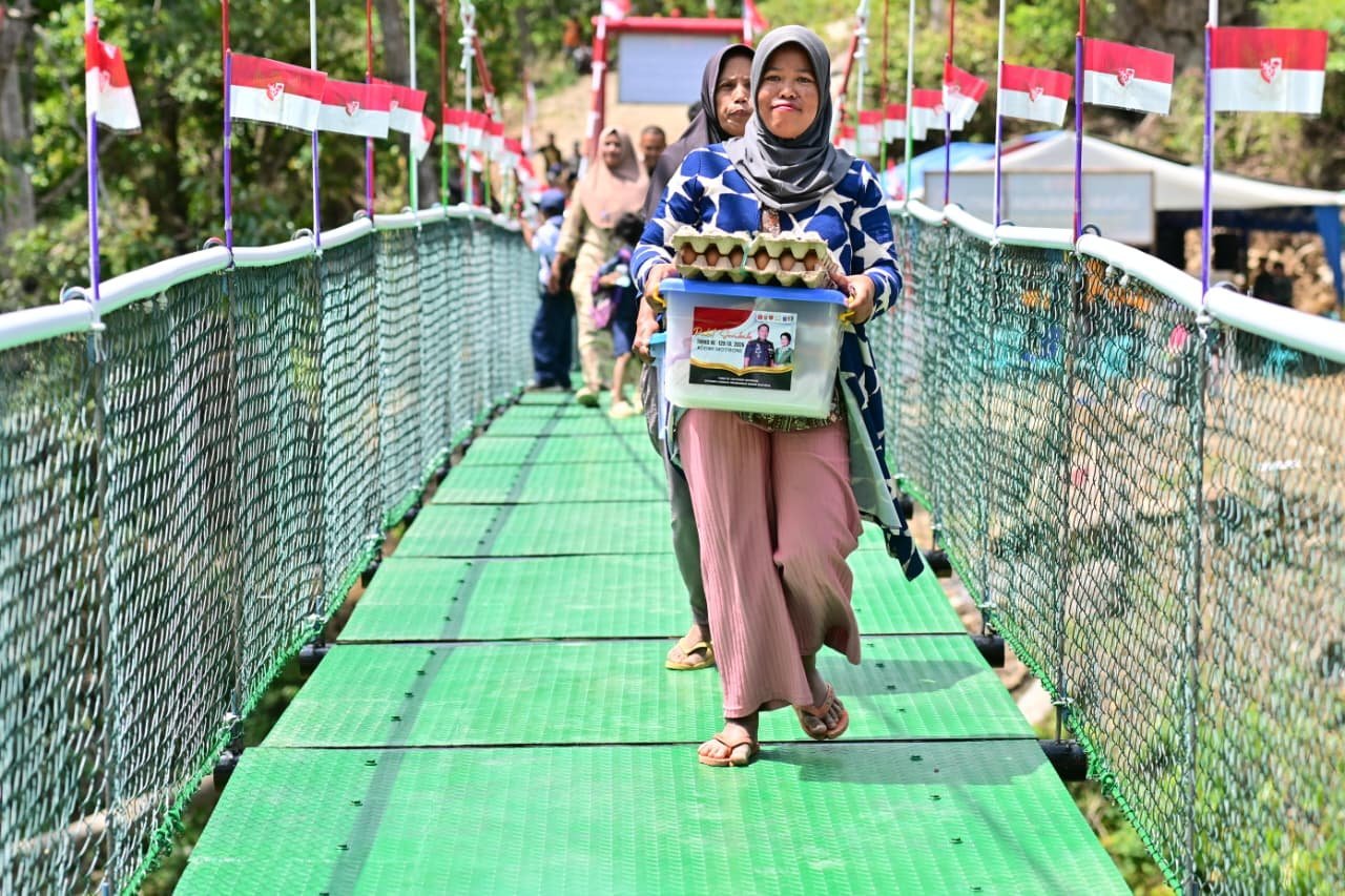 Peresmian Jembatan Gantung 1,5 Meter Lebar di Patukku Disambut Sukacita Warga