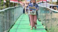 Antusias Warga Saat Jembatan Gantung Patukku yang Dibangun oleh TMMD Dibuka