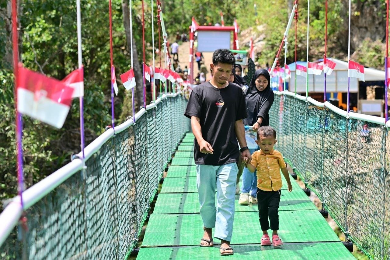 Masyarakat Patukku Rayakan Dibukanya Jembatan Gantung 52 Meter Hasil TMMD