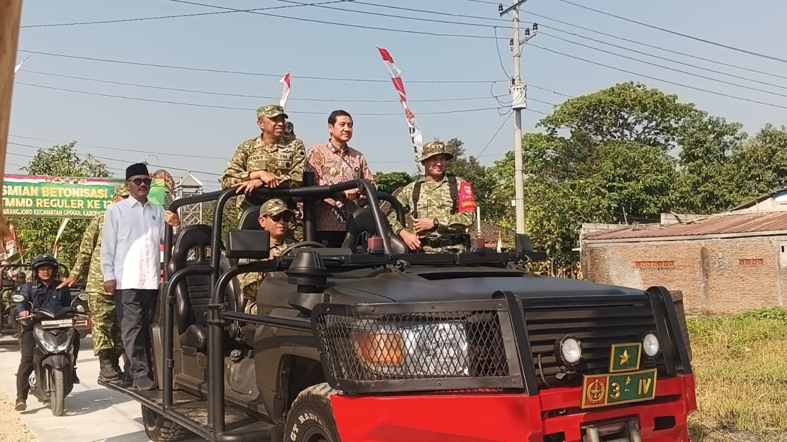 Warga Parangjoro Rayakan Peresmian Jalan TMMD Ke-129 yang Dipimpin Irdam IV/Diponegoro