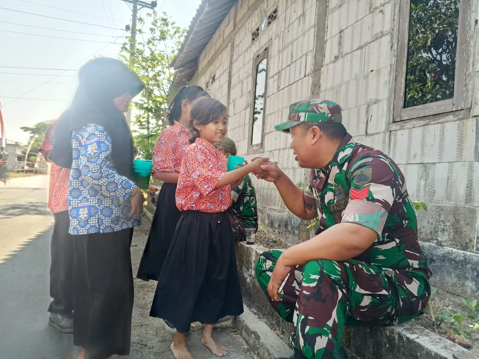Satgas TMMD Kodim 0726/Sukoharjo Sisakan Waktu untuk Siswa SDN Parangjoro 2 Setelah Penutupan