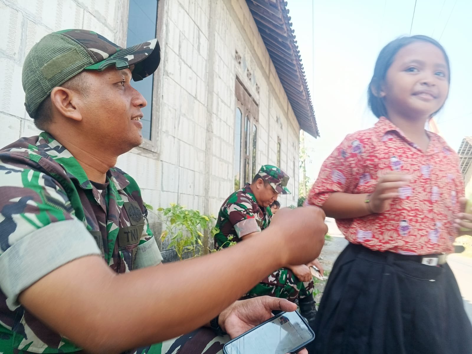 Pelajar SDN Parangjoro 2 Dapat Semangat dari Satgas TMMD Sukoharjo