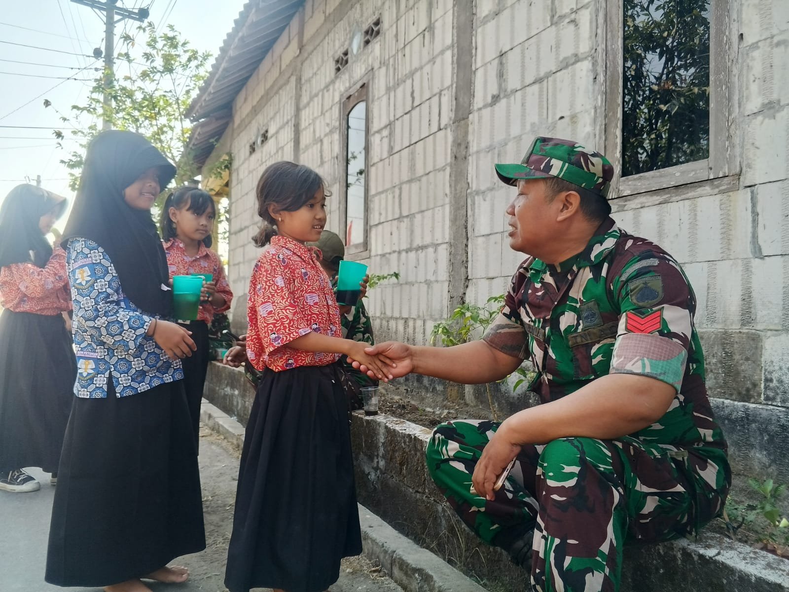 Dialog Singkat Kopka Arifin dengan Siswa SDN Parangjoro 2 Saat Penutupan TMMD