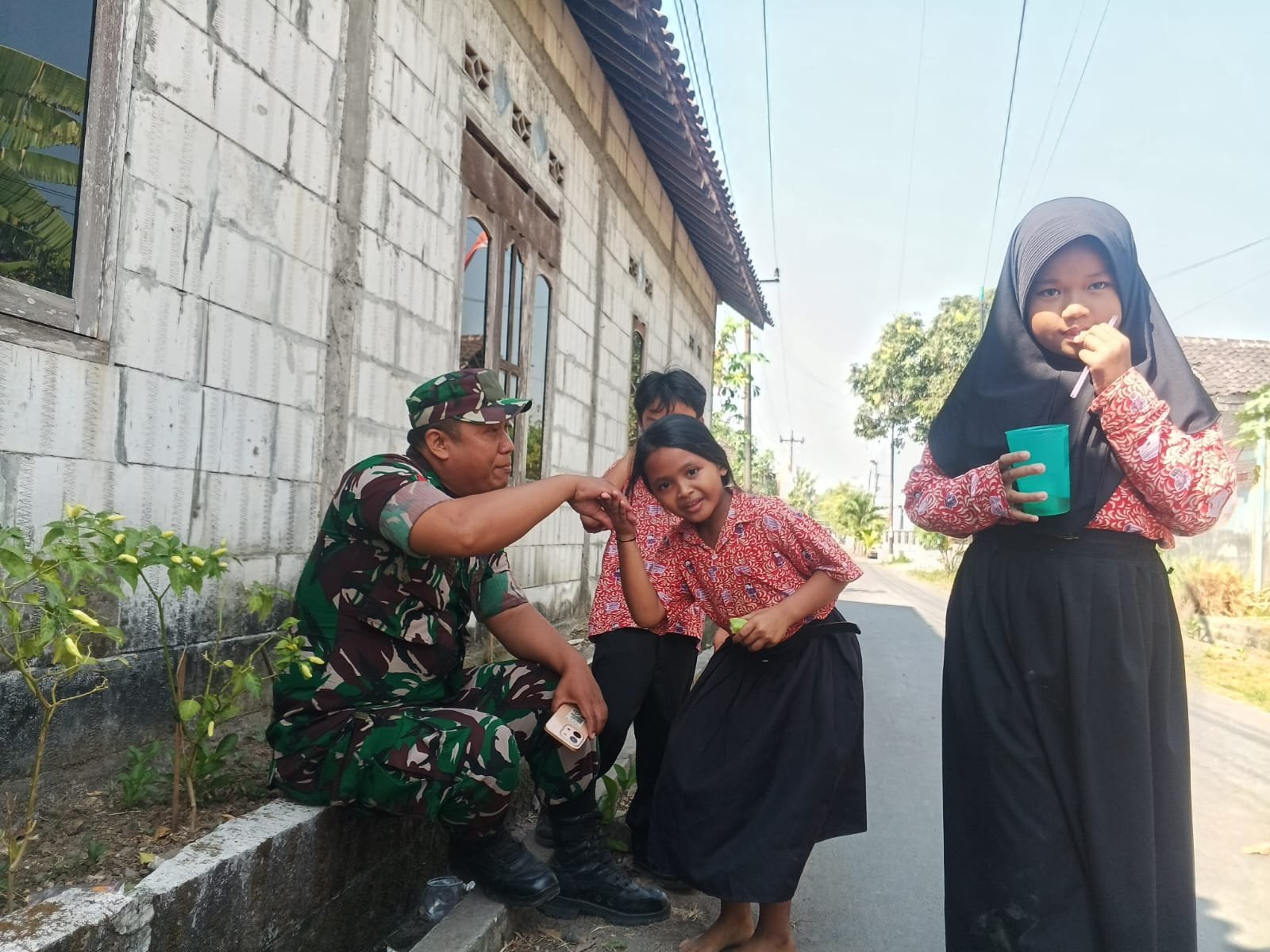 Sahabat Sekolah: Satgas TMMD Titip Pesan pada Murid SDN Parangjoro 2