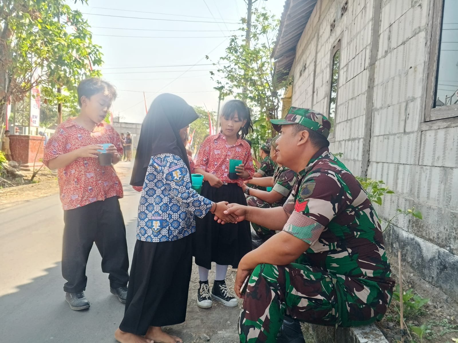 Akhiri TMMD, Satgas Ingatkan Siswa Parangjoro Tentang Cita-Cita dan Kedisiplinan