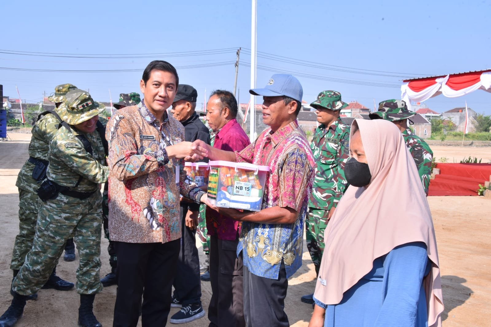 Penutupan TMMD ke-129: Sembako dan Bibit Dibagikan di Sukoharjo