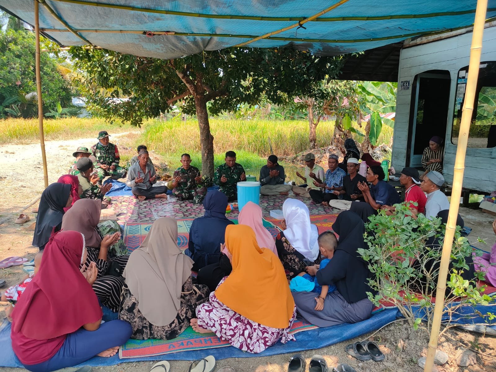 Penutupan TMMD ke-129 di Tamban: Warga Syukuran di Pos Kamling Baru