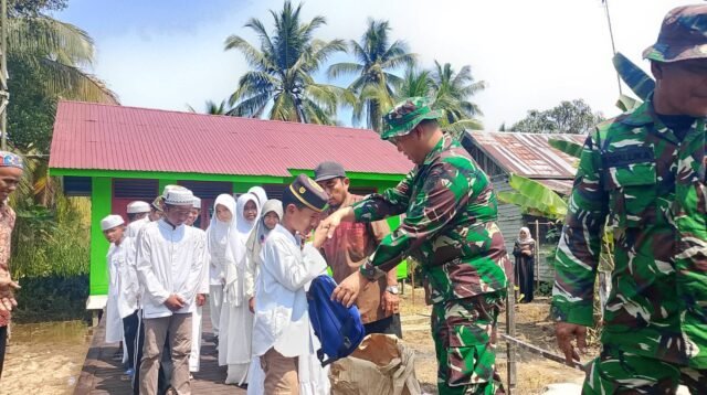 Penutupan TMMD Ke-129 Kodim 1005/Barito Kuala Diwarnai Pembagian Tas dan Buku untuk Santri TPA