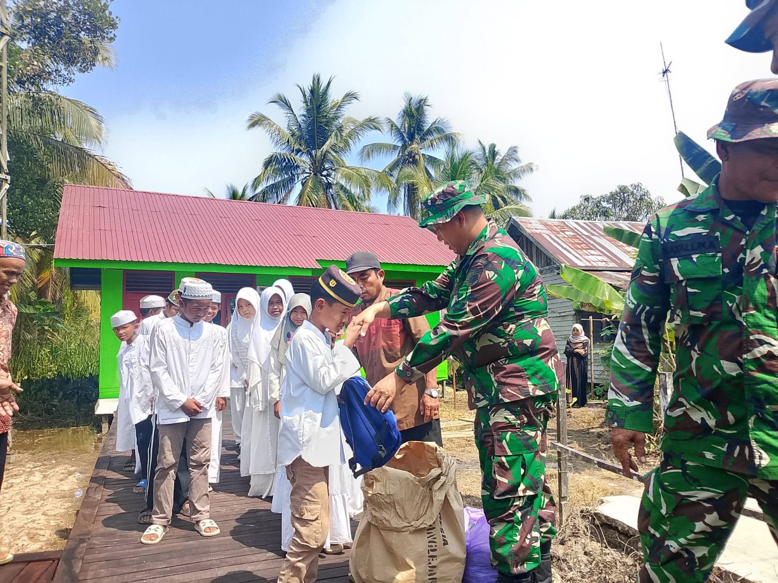 Penutupan TMMD Ke-129 Kodim 1005/Barito Kuala Diwarnai Pembagian Tas dan Buku untuk Santri TPA